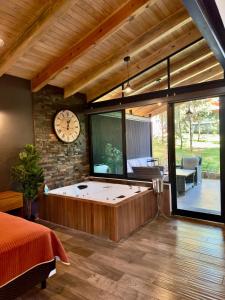 Habitación grande con bañera grande con reloj en Chalet de Montaña con Jacuzzi y Futbolito, en Mazamitla