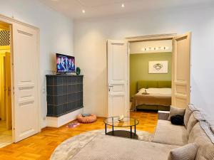 a living room with a couch and a table at SERVUS HOMES - Friends & Family in Vienna