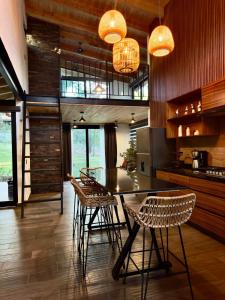 Un comedor con una mesa y sillas en una cocina. en Chalet de Montaña con Jacuzzi y Futbolito, en Mazamitla