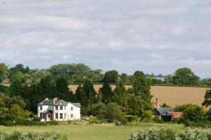 uma casa branca no meio de um campo em Bridstow Guest House em Ross on Wye