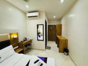 Postel nebo postele na pokoji v ubytování Hotel Liwa Inn - By AVK Near NESCO + 10 fotografií