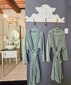 - un peignoir vert suspendu au mur dans la salle de bains dans l'établissement Rumali Farm & Cottage, à Montagu