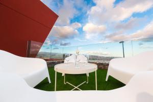 ein Raum mit einem Tisch und Stühlen und einem Fenster in der Unterkunft Dolce Vita Retreat at Salobre Golf in Salobre + 40 Fotos