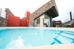 ein Swimmingpool vor einem Haus in der Unterkunft Dolce Vita Retreat at Salobre Golf in Salobre