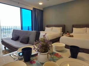 Ruang duduk di NEW Elegant Trefoil 2-5p at Setia City and SCCC