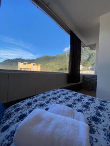 a bedroom with a large window with a bed at Casa Tomás hermosa e ideal para 7 personas in Baños