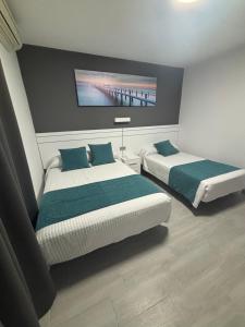 Postel nebo postele na pokoji v ubytování Hostal Los Mellizos