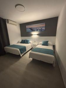 Postel nebo postele na pokoji v ubytování Hostal Los Mellizos