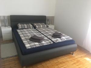 un letto con due cuscini sopra in una camera da letto di Olivia apartment, Zambratija a Zambratija