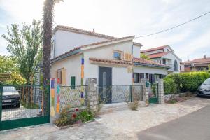 una casa bianca con un cancello e una recinzione di Olivia apartment, Zambratija a Zambratija
