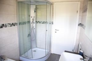 un bagno con doccia, WC e lavandino di Olivia apartment, Zambratija a Zambratija Altre 12 foto