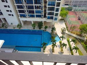 Kolam renang di atau dekat dengan NEW Elegant Trefoil 2-5p at Setia City and SCCC