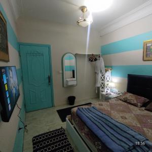 Postel nebo postele na pokoji v ubytování Cairo Gem budget room with AC and smart TV, 12minutes from the airport please only book through booking we can't offer booking outside the app, please contact us via phone number provided after confirming your booking, so we can check you in, thanks