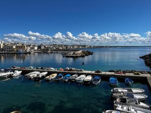 a group of boats are docked in a harbor at Gallipoli Dragonfly Inn - Appartamento in Gallipoli