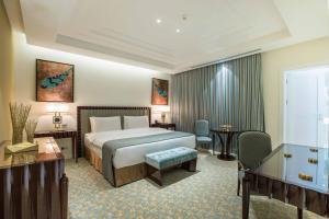 ein Hotelzimmer mit Bett und Schreibtisch in der Unterkunft Vivienda Residence in Riad + 26 Fotos