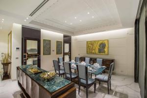 ein Esszimmer mit einem langen Tisch und Stühlen in der Unterkunft Vivienda Residence in Riad