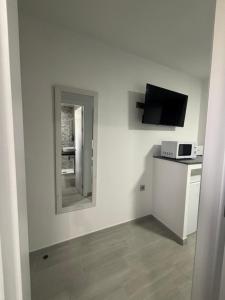 TV a/nebo společenská místnost v ubytování Hostal Los Mellizos
