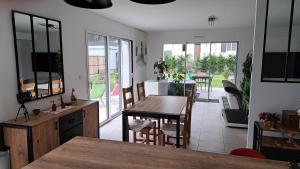 TV a/nebo společenská místnost v ubytování Maison neuve à St Armel Morbihan et son jacuzzi 6 places