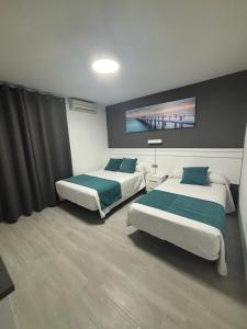 Postel nebo postele na pokoji v ubytování Hostal Los Mellizos