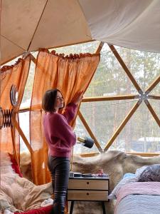 Majutusasutuse Aurora Igloo Fireplace-heated Tents in a secret forest with private Jacuzzi and shared sauna bathroom and dog friendly külastajad