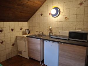 a small kitchen with a sink and a microwave at La casa di Arnika in Baveno
