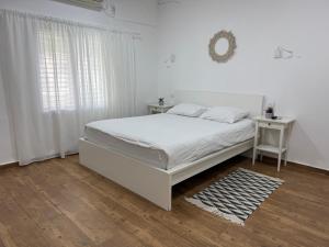Postel nebo postele na pokoji v ubytování בית בקיבוץ