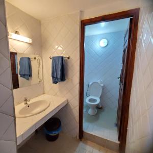 Koupelna v ubytování WARZAZAT Hostel