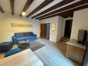 a living room with a blue couch and a tv at Moselbleibe Mainzer in Ernst