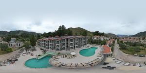 una vista aerea di un resort con piscina di Club Aquarium a Marmaris