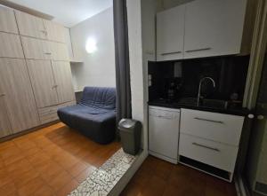 Kuchyň nebo kuchyňský kout v ubytování Studio avec jardin privatif