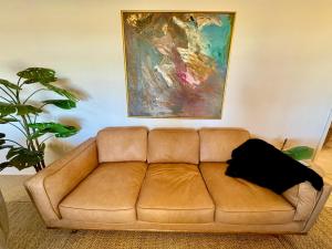 Area soggiorno di Epic Views, Huge House, Acres of J-Trees to explore, Hot Tub, Pool, AC, and Mini-Golf