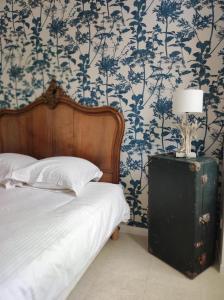 a bedroom with a bed with blue and white wallpaper at La Parenthèse - Ideal couple - Lumineux et central in Bar-sur-Aube