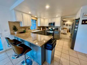 Cucina o angolo cottura di Epic Views, Huge House, Acres of J-Trees to explore, Hot Tub, Pool, AC, and Mini-Golf