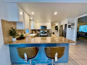 Cucina o angolo cottura di Epic Views, Huge House, Acres of J-Trees to explore, Hot Tub, Pool, AC, and Mini-Golf