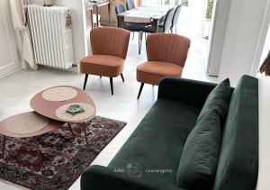Posezení v ubytování Maison Charmante, à deux pas du Lac + 26 fotografií