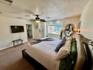 Letto o letti in una camera di Epic Views, Huge House, Acres of J-Trees to explore, Hot Tub, Pool, AC, and Mini-Golf