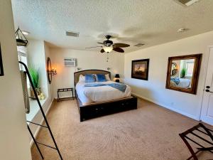 Letto o letti in una camera di Epic Views, Huge House, Acres of J-Trees to explore, Hot Tub, Pool, AC, and Mini-Golf