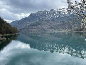 a view of a lake with mountains in the background at Apartamento Coqueto en El Pueyo, céntrico con WIFI in El Pueyo de Jaca