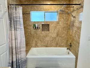 Bagno di Epic Views, Huge House, Acres of J-Trees to explore, Hot Tub, Pool, AC, and Mini-Golf