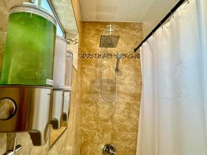 Bagno di Epic Views, Huge House, Acres of J-Trees to explore, Hot Tub, Pool, AC, and Mini-Golf