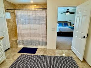 Letto o letti in una camera di Epic Views, Huge House, Acres of J-Trees to explore, Hot Tub, Pool, AC, and Mini-Golf