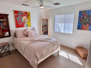 Letto o letti in una camera di Epic Views, Huge House, Acres of J-Trees to explore, Hot Tub, Pool, AC, and Mini-Golf