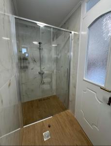 una ducha con puerta de cristal en un baño en Iris Luxury Loft, en Mytilini 50 fotos más