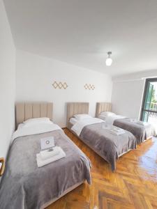 Postel nebo postele na pokoji v ubytování Fusha Apartment