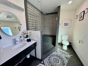 Bagno di Epic Views, Huge House, Acres of J-Trees to explore, Hot Tub, Pool, AC, and Mini-Golf