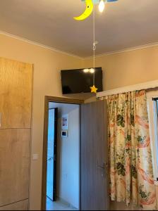 Pokój z telewizorem z płaskim ekranem na suficie w obiekcie Lela”s Studio w mieście Aghia Marina