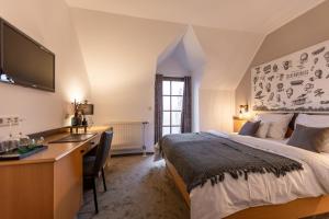 A bed or beds in a room at Wohnen beim Wein Tschermonegg