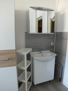 PruchtenにあるEinzelzimmer mit Gemeinschaftsbadの洗面台と鏡のあるバスルーム +18枚の写真