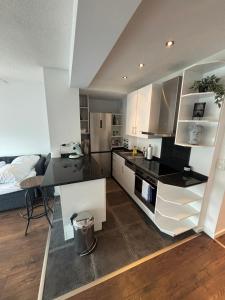Kuchyň nebo kuchyňský kout v ubytování Loft living Appartement am Hohenzollernring + 6 fotografií
