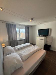 Postel nebo postele na pokoji v ubytování Loft living Appartement am Hohenzollernring